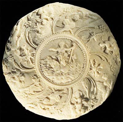 Belleteste, Chocolate-box for Queen Marie Antoinette of France ivory carving. Front cover. Diameter 7 cm.